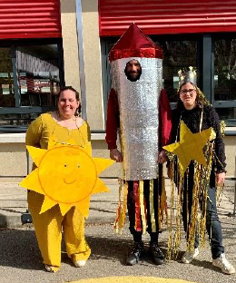 L’équipe enseignante pour le carnaval de l’école.